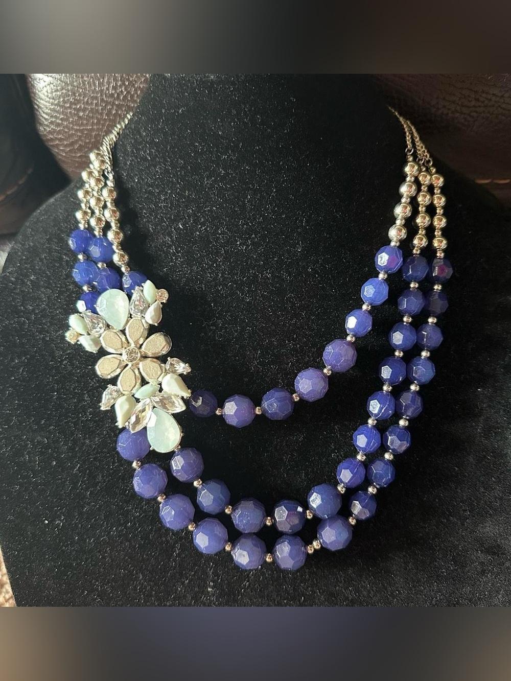 Vintage floral bead triple layers necklace.